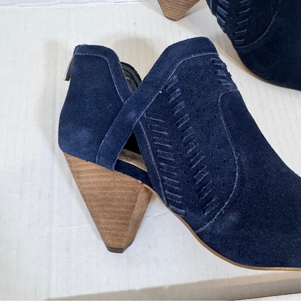 Vince Camuto Blue Suede Leather Laser Cut Ankle Boots Womens 9 Stacked Wood Heel - Picture 8 of 9
